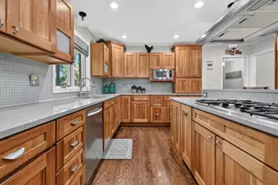 9240 S 83rd Ave, Hickory Hills, IL 60457 - Photo 7