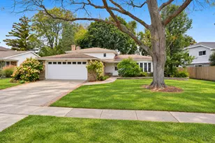 326 Greentree Pkwy, Libertyville, IL 60048 - Photo 1