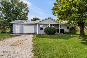 812 W 3rd St, Gilman, IL 60938 - Photo 1