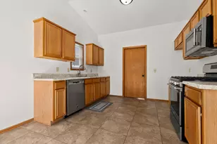 307 White Oak Dr, Poplar Grove, IL 61065 - Photo 5