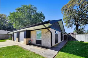 1316 Beverly Ln, Streamwood, IL 60107 - Photo 3