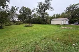 211 W Woodlawn Ave, Hinckley, IL 60520 - Photo 17
