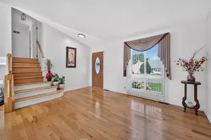 240 Iris Dr, Streamwood, IL 60107 - Photo 9