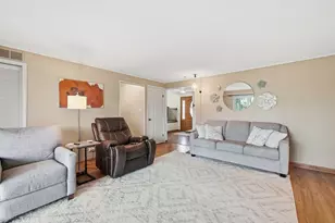 1363 E Kenilworth Ave, Palatine, IL 60074 - Photo 5