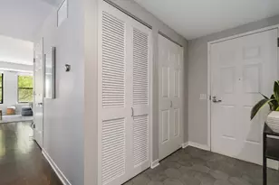 2335 W Belle Plaine Ave, Chicago, IL 60618 - Photo 21