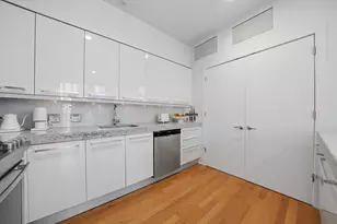 110 W Superior St, Chicago, IL 60654 - Photo 9