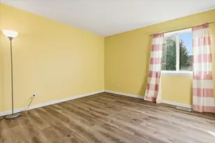 1995 W Meadowview Dr, Round Lake, IL 60073 - Photo 25