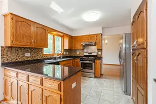 8885 Dryden St, Woodridge, IL 60517 - Photo 9