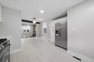 8506 S Euclid Ave, Chicago, IL 60617 - Photo 11