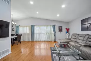 8560 W Clara Dr, Niles, IL 60714 - Photo 5