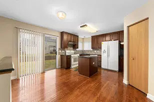 3202 Whitney Rd, Aurora, IL 60502 - Photo 9