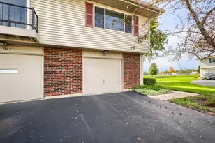 945 Shattuck Ln, Schaumburg, IL 60194 - Photo 15