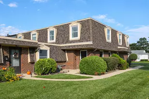 810 Gloucester Dr, Elk Grove Village, IL 60007 - Photo 1