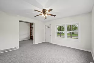 523 W 9th St, Gibson City, IL 60936 - Photo 9