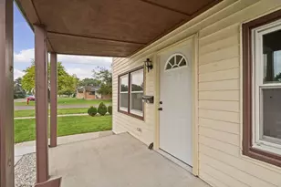 523 W 9th St, Gibson City, IL 60936 - Photo 5
