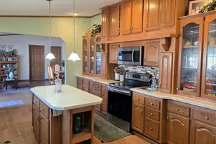 928 Holly Dr, Manteno, IL 60950 - Photo 5