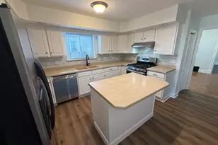 211 N Cherry St, Centralia, IL 62801 - Photo 9