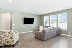 387 S Pointe Ave, South Elgin, IL 60177 - Photo 9