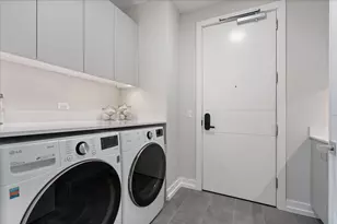 14 W Superior St, Chicago, IL 60654 - Photo 25