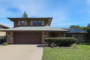 1601 N Rosetree Ln, Mount Prospect, IL 60056 - Photo 1