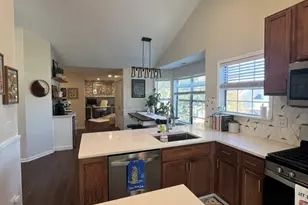 418 Hill Ct, Wauconda, IL 60084 - Photo 5