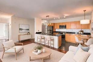 807 Davis St, Evanston, IL 60201 - Photo 3