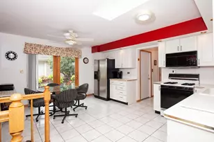 9430 S 69th Ave, Oak Lawn, IL 60453 - Photo 5