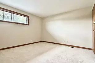 935 Shattuck Ln, Schaumburg, IL 60194 - Photo 9