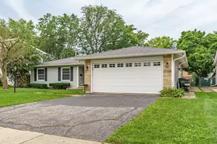 212 Wellington Ave, Elk Grove Village, IL 60007 - Photo 3