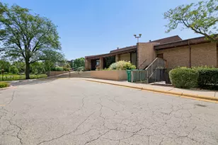 462 Raintree Dr, Glen Ellyn, IL 60137 - Photo 1