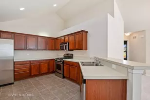 625 Schumann St, Woodstock, IL 60098 - Photo 3