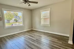 609 W 10th St, Sterling, IL 61081 - Photo 5