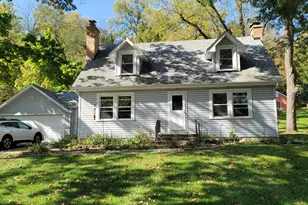 235 N Lincoln Ave, Carpentersville, IL 60110 - Photo 3