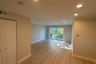 9386 Bay Colony Dr, Des Plaines, IL 60016 - Photo 5