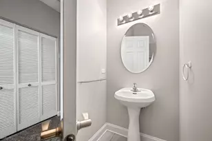 327 E 17th St, Chicago, IL 60616 - Photo 17