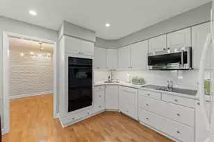 201 Lake Hinsdale Dr, Willowbrook, IL 60527 - Photo 9