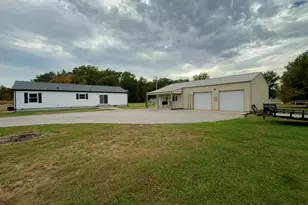 1833 Mercer Ln, Centralia, IL 62801 - Photo 3