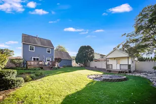 427 Glenys Dr, Lemont, IL 60439 - Photo 3