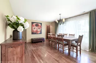290 Hawthorn Ln, Hoffman Estates, IL 60169 - Photo 5