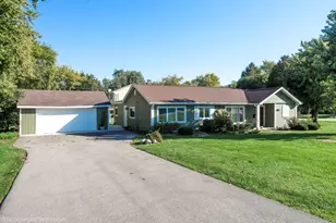 290 Hawthorn Ln, Hoffman Estates, IL 60169 - Photo 1
