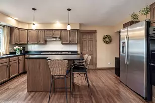 290 Hawthorn Ln, Hoffman Estates, IL 60169 - Photo 9