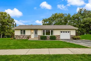 911 Melrose Ct, McHenry, IL 60050 - Photo 1