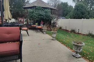 7801 Surrey Dr, Darien, IL 60561 - Photo 23