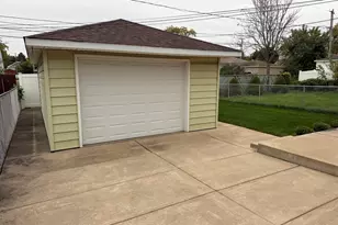 2822 W 102nd Pl, Evergreen Park, IL 60805 - Photo 17