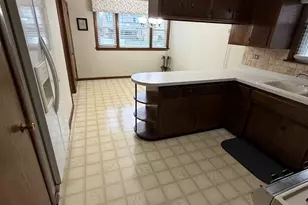 2822 W 102nd Pl, Evergreen Park, IL 60805 - Photo 5