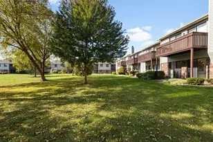 877 Cross Creek Dr, Roselle, IL 60172 - Photo 17