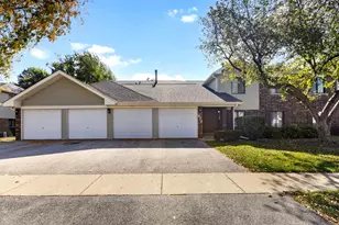 877 Cross Creek Dr, Roselle, IL 60172 - Photo 3