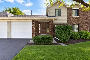 877 Cross Creek Dr, Roselle, IL 60172 - Photo 1