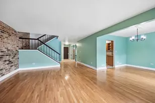 105 W Dover Dr, Mount Prospect, IL 60056 - Photo 3