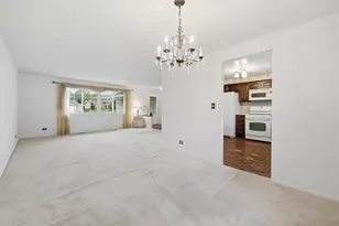 218 Desmond Dr, Schaumburg, IL 60193 - Photo 9